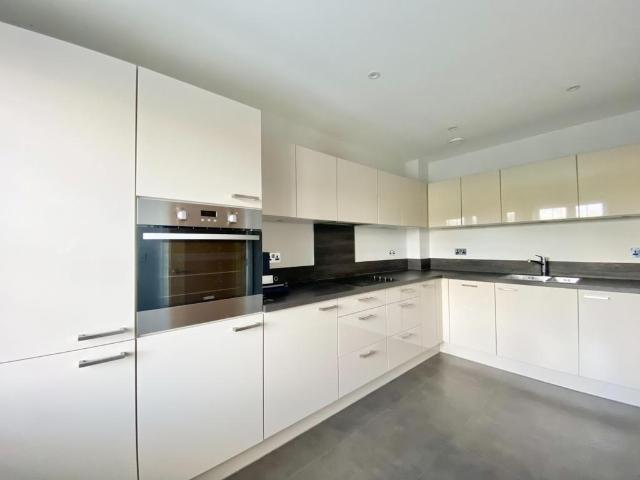 Crossfields Bognor Regis PO21 3 bed terraced house to rent £1,700 pcm £392 pw