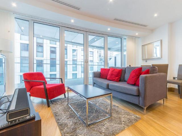 Crossharbour Plaza, London E14 1 bed flat to rent £2,550 pcm £588 pw