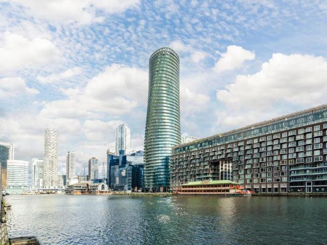 Crossharbour Plaza, London E14 2 bed flat to rent £3,300 pcm £762 pw