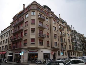 Crossing apartment of 4.5 rooms, about 94 m2, on the 7th and last floor. Two terraces