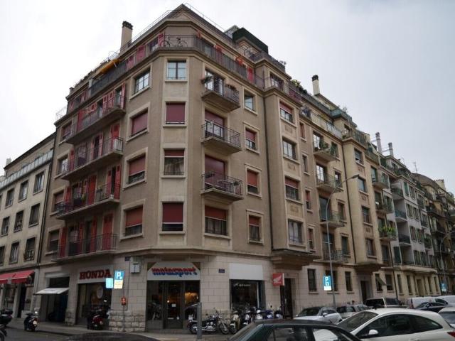 Crossing apartment of 4.5 rooms, about 94 m2, on the 7th and last floor. Two terraces