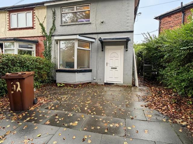 Crossley Crescent, Ashton under Lyne OL6 3 bed semi detached house to rent £1,100 pcm £254 pw