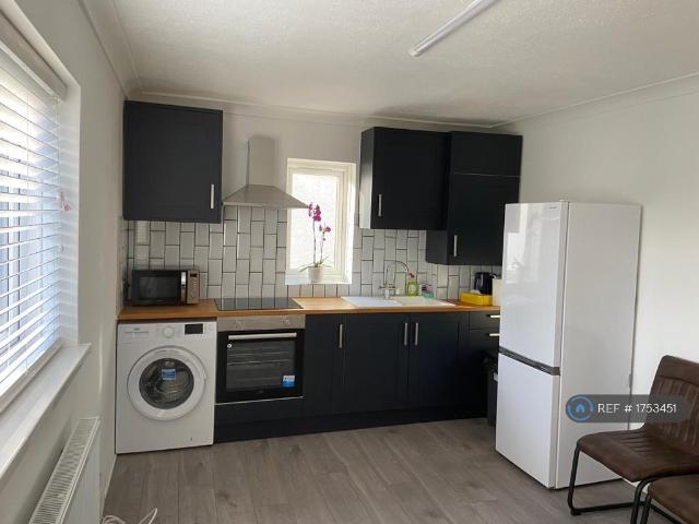 Crossway, London, N12 2 bed flat to rent £2,150 pcm £496 pw