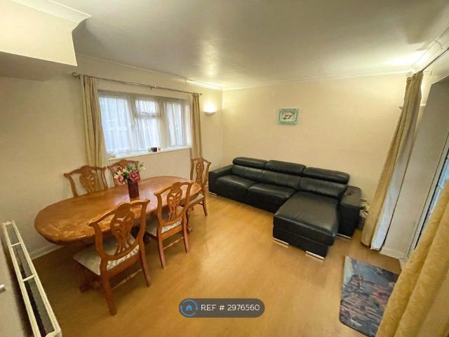 Crossway, Pinner HA5, 4 bed semi detached house to rent, £2,900 pcm | PrimeLocation