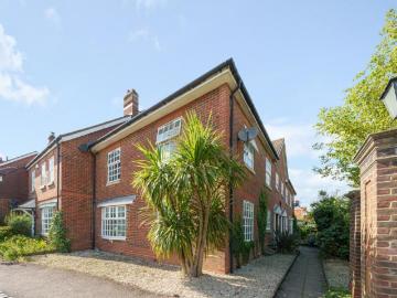 Crossways, Beaconsfield HP9 2 bed apartment to rent £1,495 pcm £345 pw