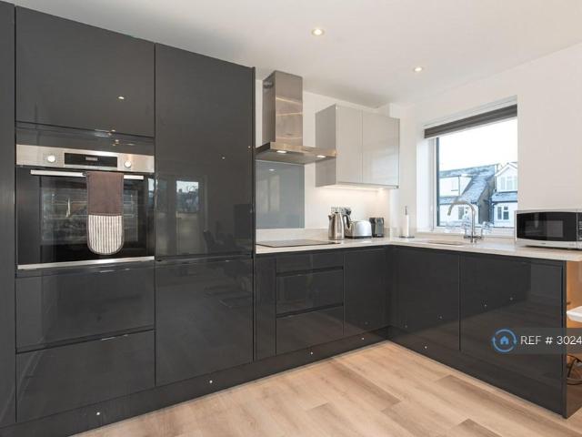 Crossways, Brentwood, CM15 1 bed flat to rent £1,500 pcm £346 pw