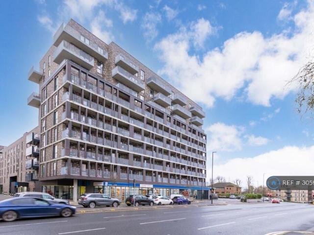 Crossways, Slough, SL1 2 bed flat to rent £1,650 pcm £381 pw