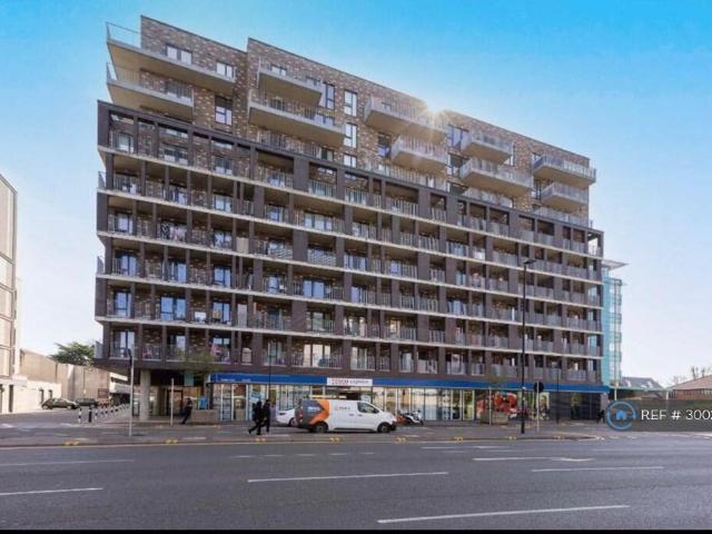 Crossways, Slough, SL1 2 bed flat to rent £2,150 pcm £496 pw