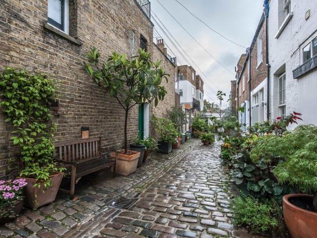 Craven Mews, London SW11 1 bed flat to rent £1,900 pcm £438 pw