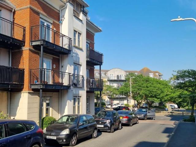 Crawford Avenue, Dartford, Kent, DA1 2 bed flat to rent £1,650 pcm £381 pw