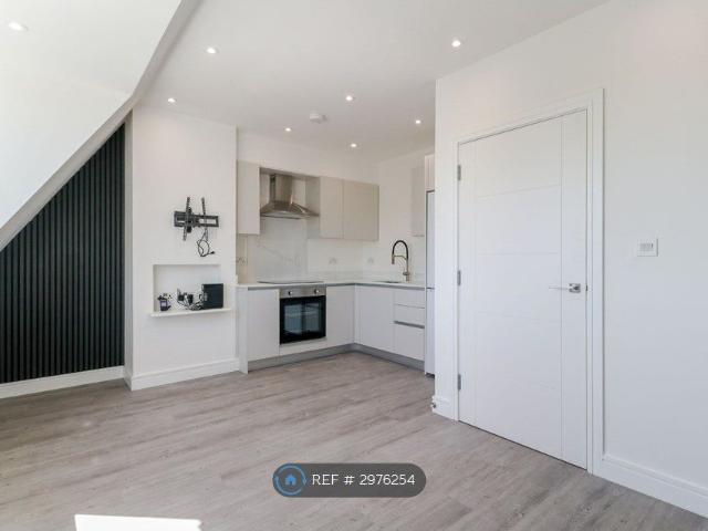 Crawford Road, Hatfield AL10, 1 bed flat to rent, £1,250 pcm | PrimeLocation