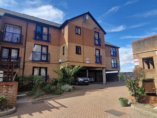 Crawley Court, Gravesend DA11 2 bed flat to rent £1,300 pcm £300 pw