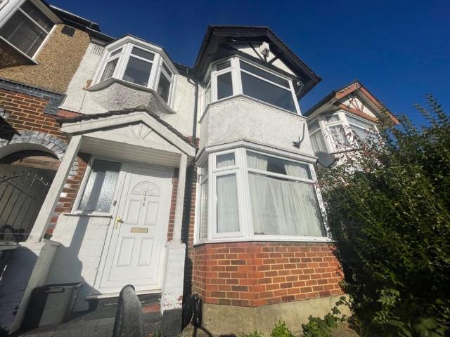 Crawley Green Rd, Luton LU2 3 bed semi detached house to rent £1,500 pcm £346 pw