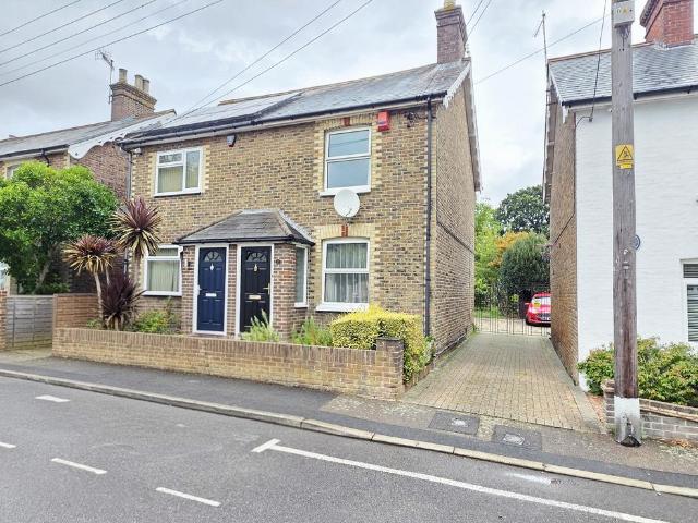 Crawley RH10 2 bed semi detached house to rent £1,550 pcm £358 pw