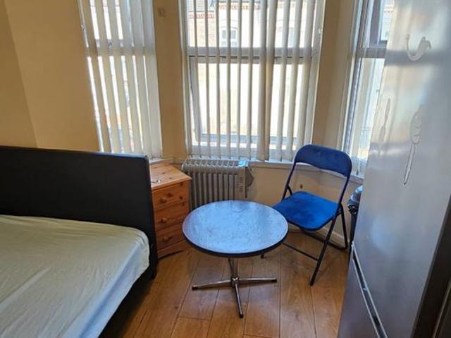 Crawley Road, Town Centre, Luton, Bedfordshire LU1, Studio to rent, £700 pcm | PrimeLocation