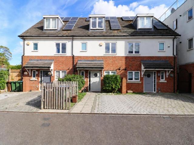 Craybrooke Road, Sidcup DA14 3 bed terraced house to rent £2,300 pcm £531 pw