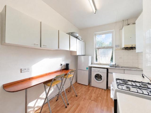 Crayford Road, Holloway 2 bed flat to rent £1,900 pcm £438 pw
