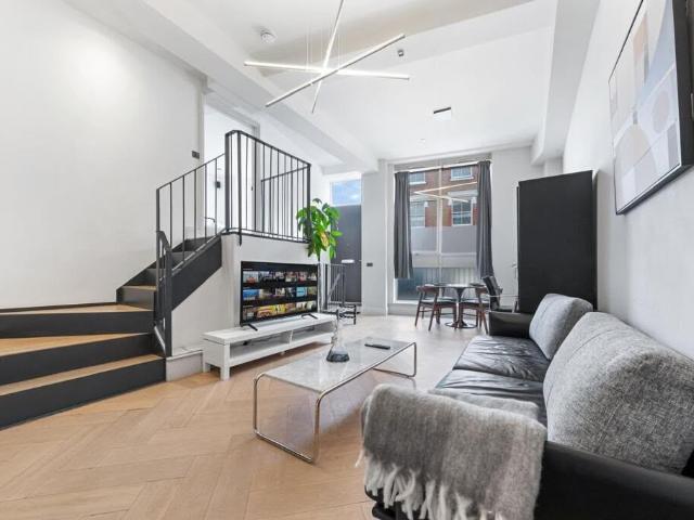 Crabtree Lane, London SW6, 2 bed maisonette to rent, £3,300 pcm | PrimeLocation