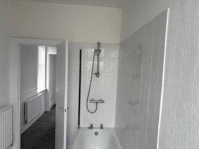 Cragg Street, Colne BB8 3 bed end of terrace house to rent £750 pcm £173 pw