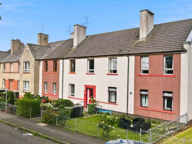 Craigmillar Castle Gardens. 3 bed flat to rent £1,700 pcm £392 pw