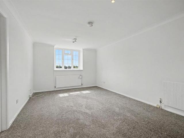 Craigmount, Radlett WD7 3 bed flat to rent £2,100 pcm £485 pw