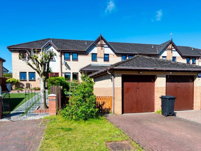 Craigbarnet Road, Milngavie, East. 3 bed terraced house to rent £1,395 pcm £322 pw