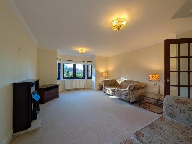 Cramond Road North, Edinburgh, EH4 2 bed flat to rent £1,590 pcm £367 pw