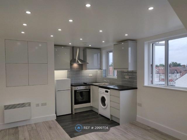 Cranbrook Road, Ilford IG2, 1 bed flat to rent, £1,400 pcm | PrimeLocation