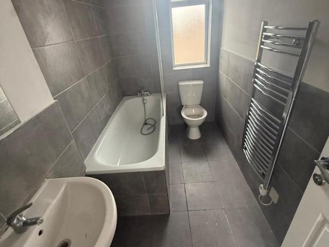 Cranbrook Road, Ilford IG2 2 bed flat to rent £1,900 pcm £438 pw