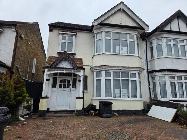 Cranbrook Road, Ilford IG2 4 bed semi detached house to rent £2,800 pcm £646 pw