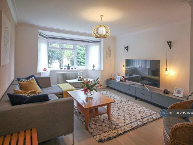 Cranes Park, Surrey, KT5 2 bed flat to rent £2,100 pcm £485 pw