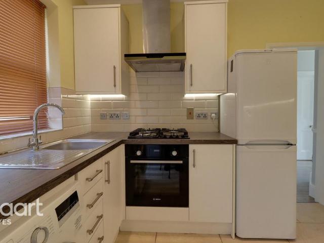 Cranford Lane, Hayes 2 bed flat to rent £1,900 pcm £438 pw