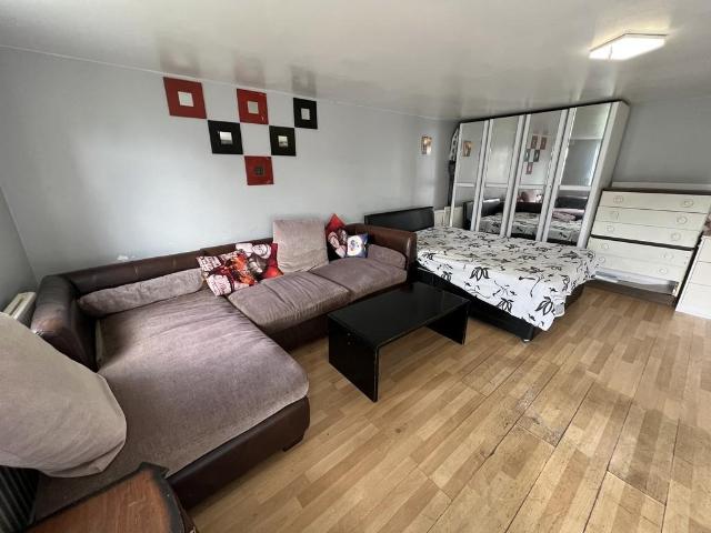 Cranford Lane, Hounslow Studio to rent £1,100 pcm £254 pw