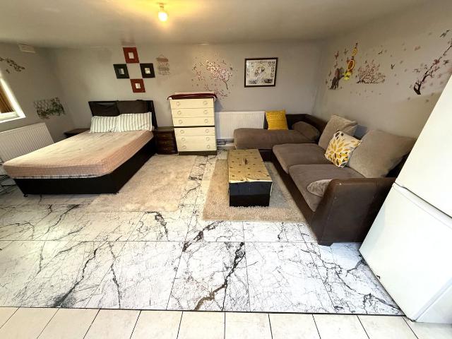 Cranford Lane, Hounslow TW5, 1 bed flat to rent, £1,200 pcm | PrimeLocation