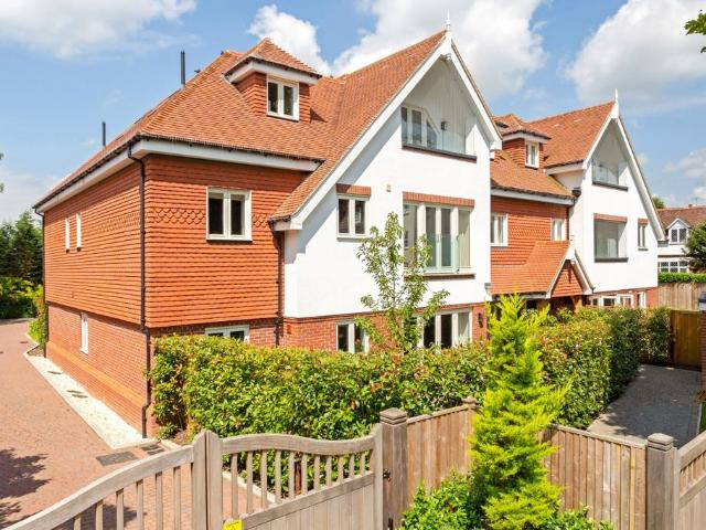 Cranley Road Guildford GU1 2 bed penthouse to rent £2,250 pcm £519 pw