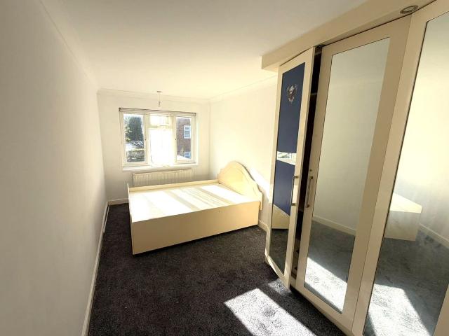 Cranleigh Gardens, Southall, Middlesex UB1, 3 bed flat to rent, £2,450 pcm | PrimeLocation