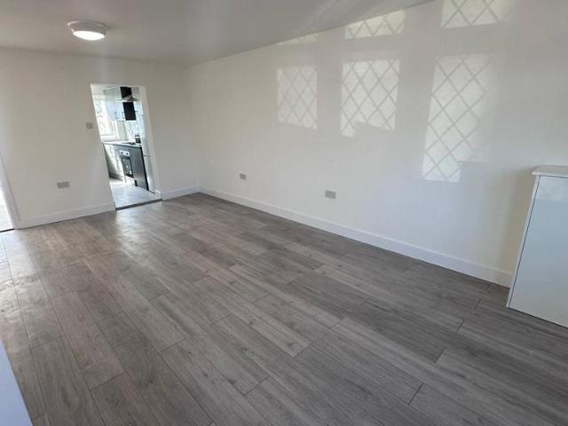Cranleigh Road, Feltham TW13 4 bed semi detached house to rent £2,350 pcm £542 pw