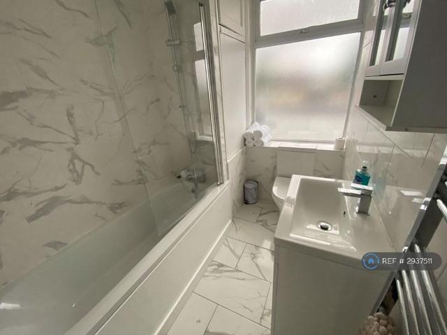 Cranmer Court, Kingston Upon Thames, KT2 1 bed in a flat share to rent £825 pcm £190 pw