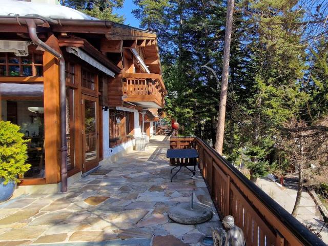 Crans. 8,5 Zimmer Chalet mit Innenbad in der Nähe des Zentrums