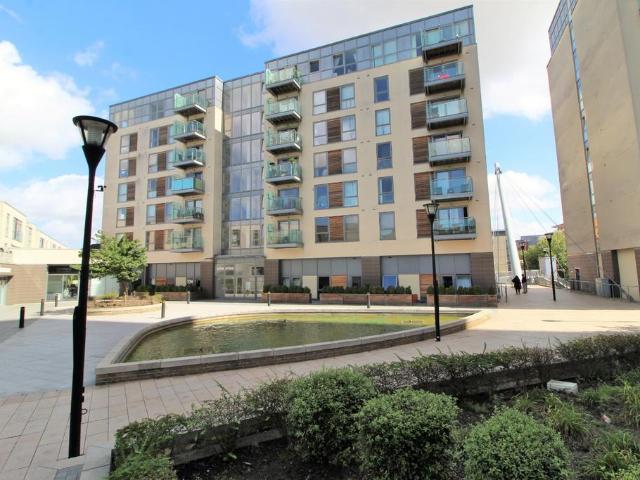 Cranstone Lodge, Cotterells, Hemel. 2 bed apartment to rent £1,500 pcm £346 pw