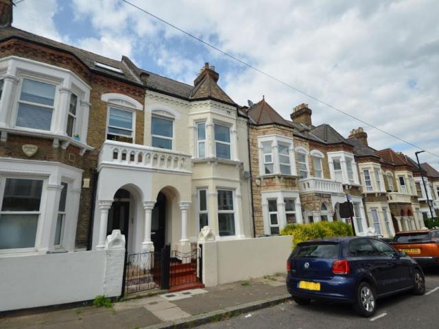 Craster Road, Brixton Hill SW2 4 bed terraced house to rent £4,150 pcm £958 pw