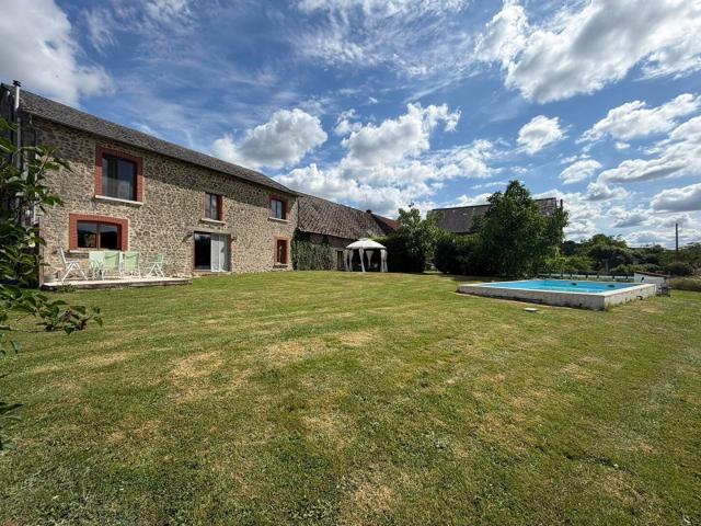 CREUSE Conversion de grange exceptionnelle, rénovée avec des prestations haut de gamme, avec piscine et deux granges
