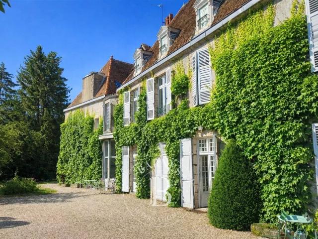 Creuse Manoir XVe, XVIe et XVIIe Jardin clos de murs de. 430m² Boussac