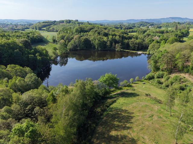 CREUSE Superbe propriété de campagne avec un étang de pêche à la carpe d'environ 2,5 hectares et plus de 22 hectares de terrain attenant