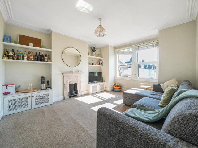 Crealock Street, London, SW18 1 bed flat to rent £1,800 pcm £415 pw
