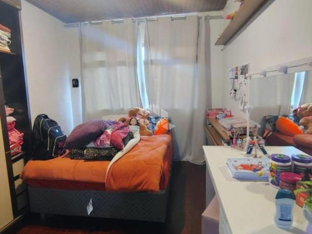 Credito Real Imóveis vende: Duas casas independentes + edícula aos fundos, terreno medindo 11x 44 =