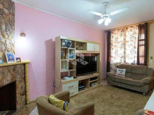 Crédito Real vende excelente casa de 280 m² no bairro Medianeira, em Porto Alegre/RS