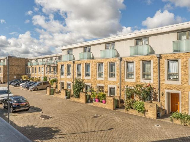 Crediton Rd, London E16, 1 bed flat to rent, £1,200 pcm | PrimeLocation