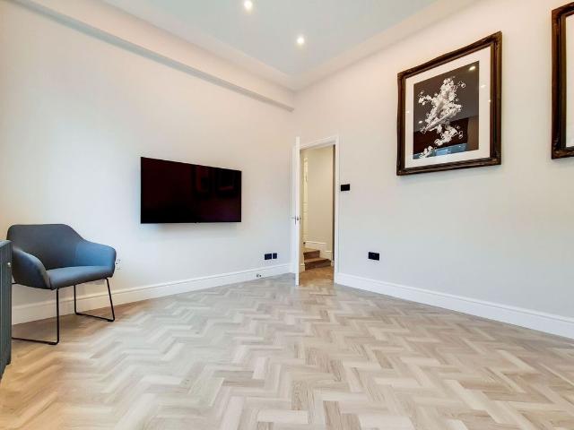 Creechurch Lane, City, London EC3A, 1 bed flat to rent, £2,800 pcm | PrimeLocation