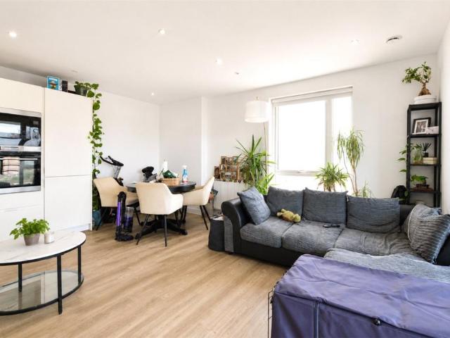 Creekside, London, SE8 2 bed apartment to rent £2,400 pcm £554 pw